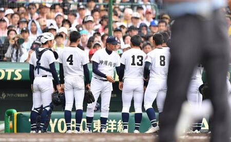 　５回、攻撃の前にナインを激励する沖縄尚学・比嘉公也監督（中央）＝撮影・開出牧