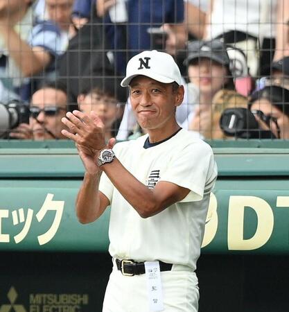 　１回、ベンチで手をたたく日大三・三木有造監督（撮影・西田忠信）
