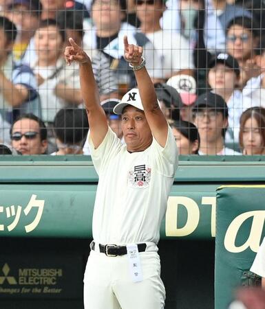 　１回、ベンチから指示を出す日大三・三木有造監督（撮影・西田忠信）