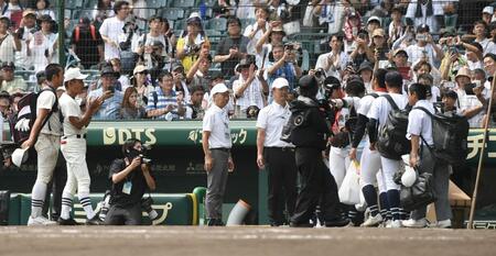 　優勝した沖縄尚学の選手たちに拍手を送る日大三・三木有造監督（左から２人目）＝撮影・西田忠信