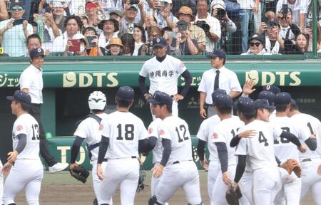 　優勝を決めた選手たちを前にし、感激の表情を見せる沖縄尚学・比嘉公也監督（中央）＝撮影・中田匡峻