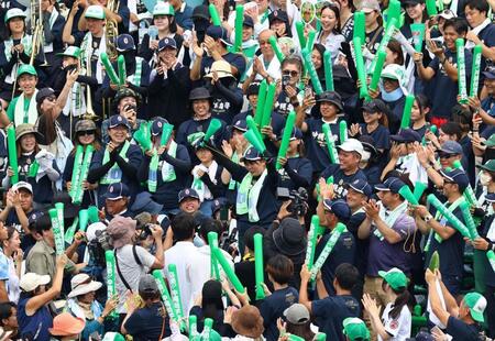 　真喜志拓斗主将の母に声援を送る沖縄尚学応援団（撮影・山口登）