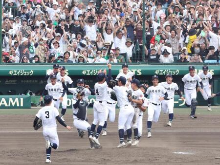 　優勝を決め、歓喜の沖縄尚学ナイン（撮影・中田匡峻）