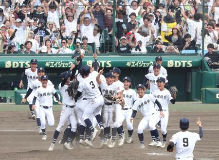 　優勝を決め、歓喜の沖縄尚学ナイン（撮影・中田匡峻）