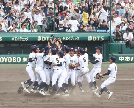 　優勝を決め、歓喜の沖縄尚学ナイン（撮影・中田匡峻）