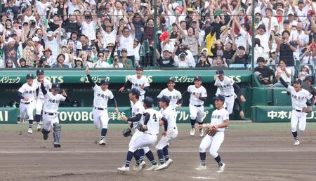 　優勝を決め、歓喜の沖縄尚学ナイン（撮影・中田匡峻）