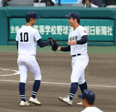 　８回途中、先発した新垣有絃（左）と交代しマウンドに上がる沖縄尚学・末吉良丞（撮影・山口登）