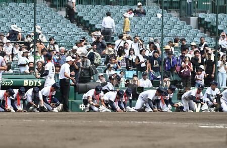 　夏の甲子園で初優勝し甲子園の土を拾う沖縄尚学ナイン（撮影・開出牧）