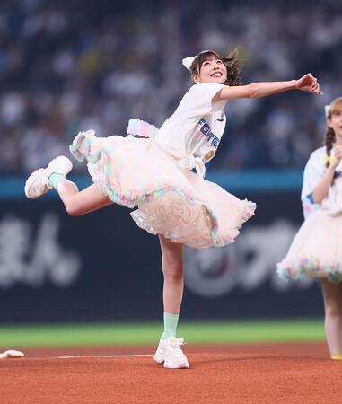 　ファーストピッチセレモニーで投球するＦＲＵＩＴＳ　ＺＩＰＰＥＲ・櫻井優衣（撮影・中島達哉）