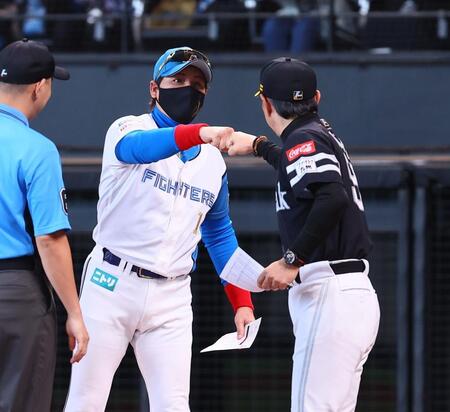 【写真】新庄監督と小久保監督　この日はグータッチにＳＮＳ沸く「ほんまに仲良し」「明日は…？」