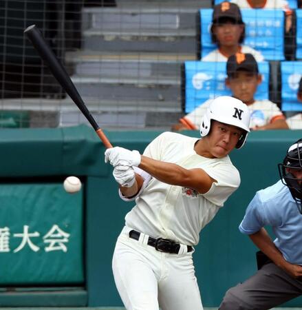 　８回、中前打を放つ日大三・本間律輝（撮影・山口登）