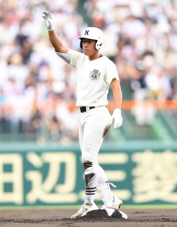 　１回、先制の右越え適時二塁打を放ちベンチの歓声に応える日大三・本間律輝（撮影・開出牧）