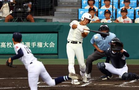 　１回、右中間に先制適時二塁打を放つ日大三・本間律輝（投手・新垣有絃、捕手・宜野座恵夢）＝撮影・山口登