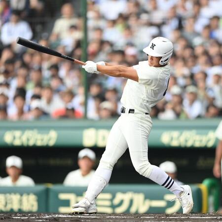 　１回、先制の適時二塁打を放つ日大三・本間律輝（撮影・西田忠信）