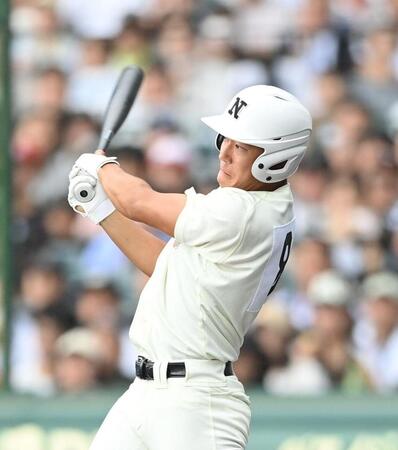 　１回、先制の適時二塁打を放つ日大三・本間律輝（撮影・西田忠信）