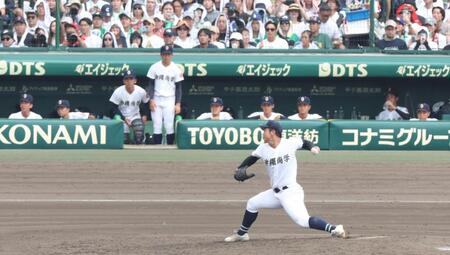 　ナインを背に９回のマウンドで力投する沖縄尚学・末吉良丞（撮影・中田匡峻）