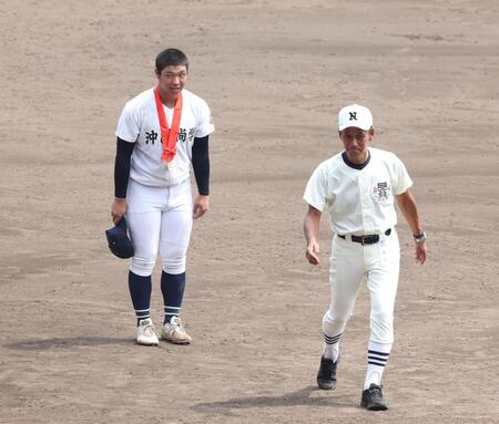 　日大三・三木有造監督（右）に一礼する沖縄尚学・末吉良丞（撮影・中田匡峻）