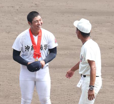 　日大三・三木有造監督（右）と話す沖縄尚学・末吉良丞（撮影・中田匡峻）