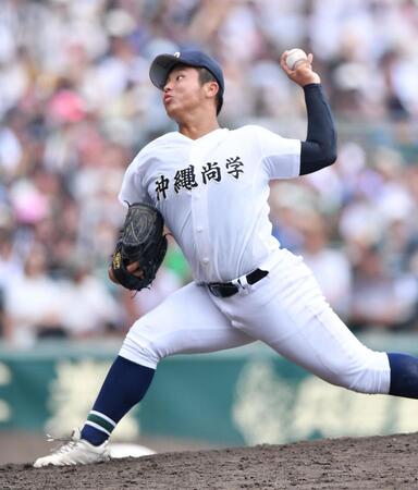 　８回途中からリリーフし日大三打線を抑えた沖縄尚学・末吉良丞（撮影・開出牧）