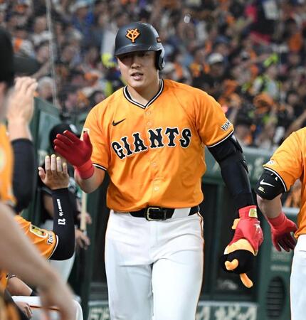 　５回、岡本は左越えに２試合連続の１０号ソロを放ち、笑顔を見せる（撮影・佐藤厚）