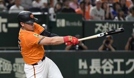 　５回、岡本は左越えに２試合連続の１０号ソロを放つ（撮影・佐藤厚）