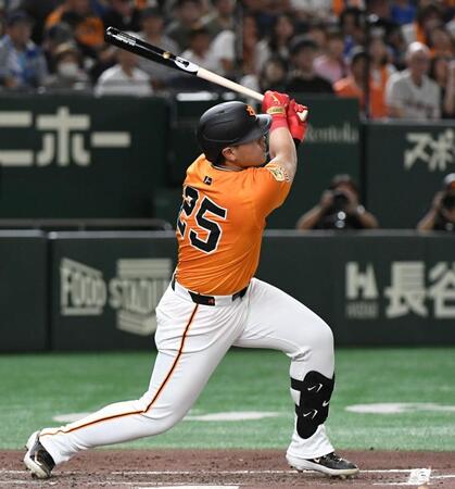 　５回、岡本は左越えに２試合連続の１０号ソロを放つ（撮影・佐藤厚）