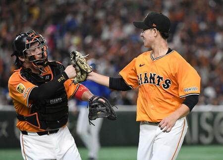 　４回、戸柱を空振り三振に仕留め、甲斐（左）とグータッチする井上（撮影・佐藤厚）