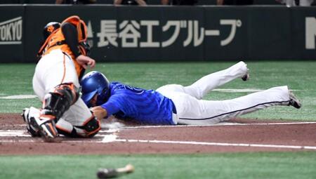 　６回、桑原の右越え二塁打で一走・蝦名が本塁を狙うがタッチアウト（撮影・佐藤厚）