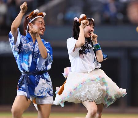 　ファイターズガールときつねダンスを踊るＦＲＵＩＴＳ　ＺＩＰＰＥＲ・松本かれん（右）＝撮影・中島達哉