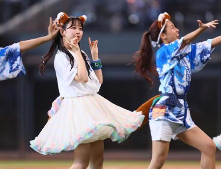 　ファイターズガールときつねダンスを踊るＦＲＵＩＴＳ　ＺＩＰＰＥＲ・松本かれん（左）＝撮影・中島達哉