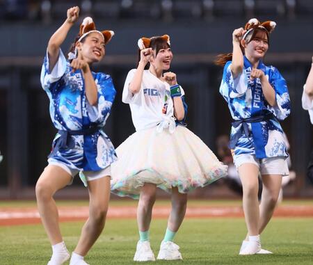 　ファイターズガールときつねダンスを踊るＦＲＵＩＴＳ　ＺＩＰＰＥＲ・櫻井優衣（中央）＝撮影・中島達哉