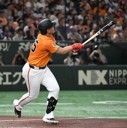 　５回、岡本は左越えに２試合連続の１０号ソロを放つ（撮影・佐藤厚）