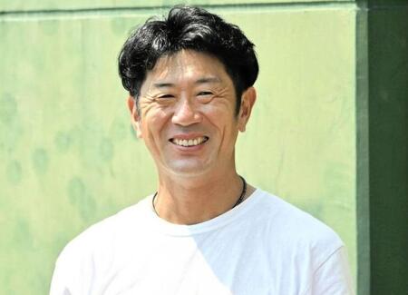 【写真】お父さんに似てる？沖縄尚学三塁コーチャーで躍動する田中秀太コーチの次男