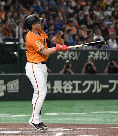 　７回、岡本は２打席連続の１１号ソロを放つ（撮影・佐藤厚）