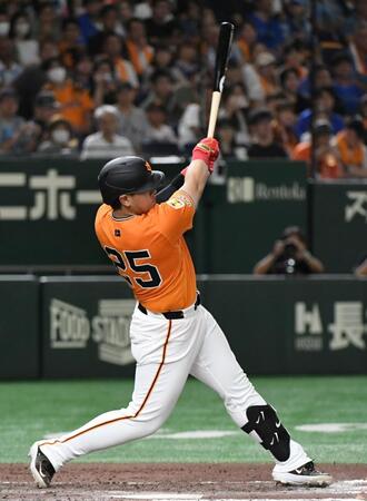 　７回、岡本は２打席連続の１１号ソロを放つ（撮影・佐藤厚）