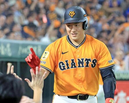 　７回裏、２打席連続の本塁打を放ち、ナインに迎えられる岡本