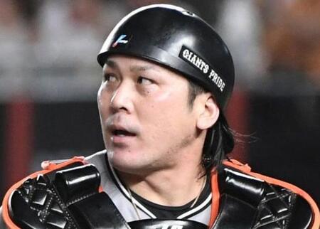 巨人・甲斐が受難の一日　九回、あと１人でファウルボールが股間直撃　ひたいにあぶら汗　六回には本塁クロスプレーで走者と接触、右手を治療