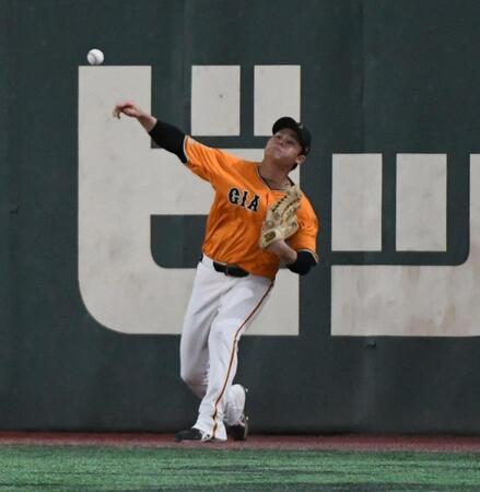 　６回、桑原の右越え二塁打で本塁に返球する中山（撮影・佐藤厚）