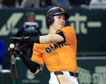 　８回、泉口が右翼線に適時二塁打を放つ