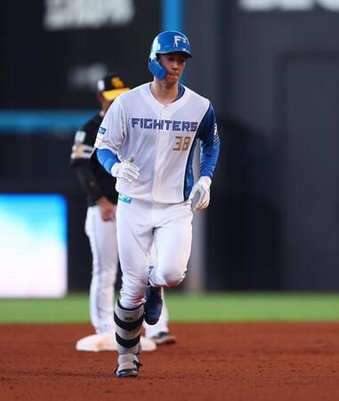 　７回、ソロを放ち、ダイヤモンドを回る石井（撮影・中島達哉）