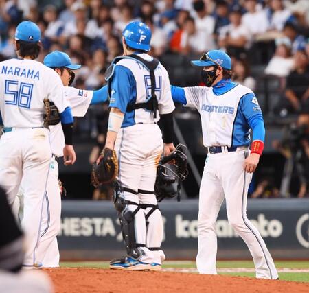 　８回、代打・中村に死球を与えたところで降板となった柴田（左から２人目）とタッチを交わす新庄監督（右）＝撮影・中島達哉