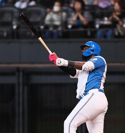 　７回、ソロを放つレイエス（撮影・中島達哉）