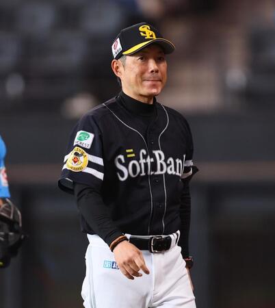 　７回、選手交代を告げ、ベンチに下がる小久保監督（撮影・中島達哉）