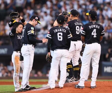 　４回、清宮幸に適時打を許し、マウンドに集まる有原（左から２人目）らソフトバンクナイン（撮影・中島達哉）