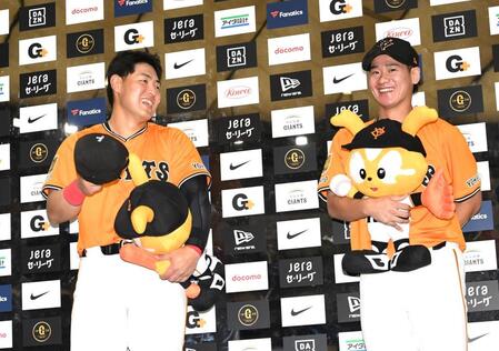 　お立ち台で笑顔を見せる岡本（左）と井上（撮影・佐藤厚）