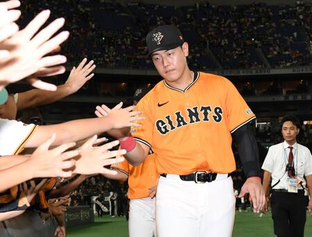 　ファンとタッチを交わす岡本（撮影・佐藤厚）