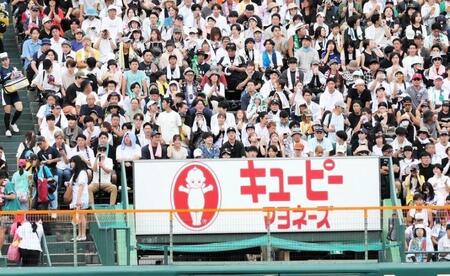 【写真】甲子園に現れた元人気アイドル議員　かりゆしウェアで生観戦→涙目＆顔真っ赤