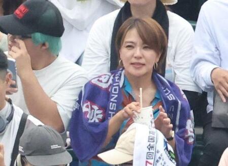 　観戦する今井絵理子議員（撮影・中田匡峻）