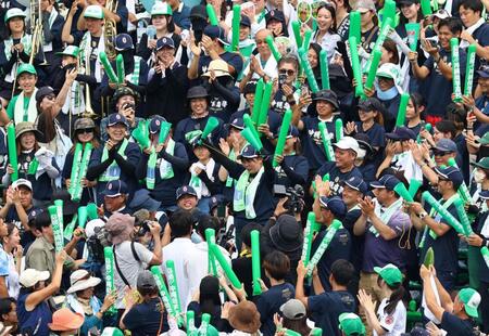 　真喜志拓斗主将の母に声援を送る沖縄尚学応援団（撮影・山口登）