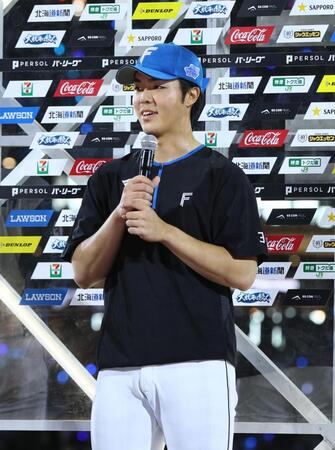 　お立ち台で笑顔を見せる柴田（撮影・中島達哉）